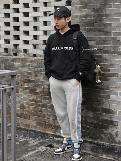 男款卫衣搭配什么外套（潮男卫衣搭配指南）