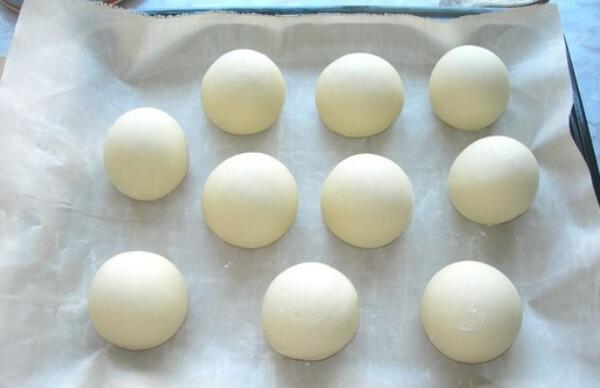 馒头没发起来怎么补救,加点酵母重新和面(静置半小时)