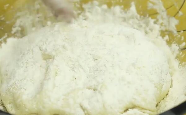 馒头没发起来怎么补救,加点酵母重新和面(静置半小时)