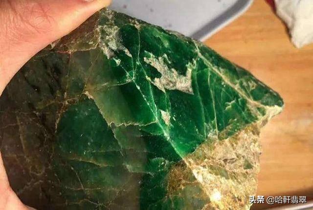 翡翠的原石毛料是什么（翡翠毛料原石是行家与行家的交易）(10)